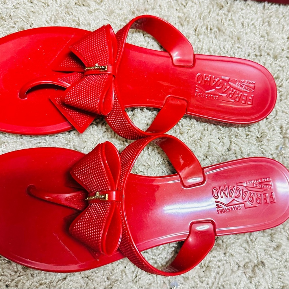 Salvatore Ferragamo reds rubber bow accent flip flops size 9